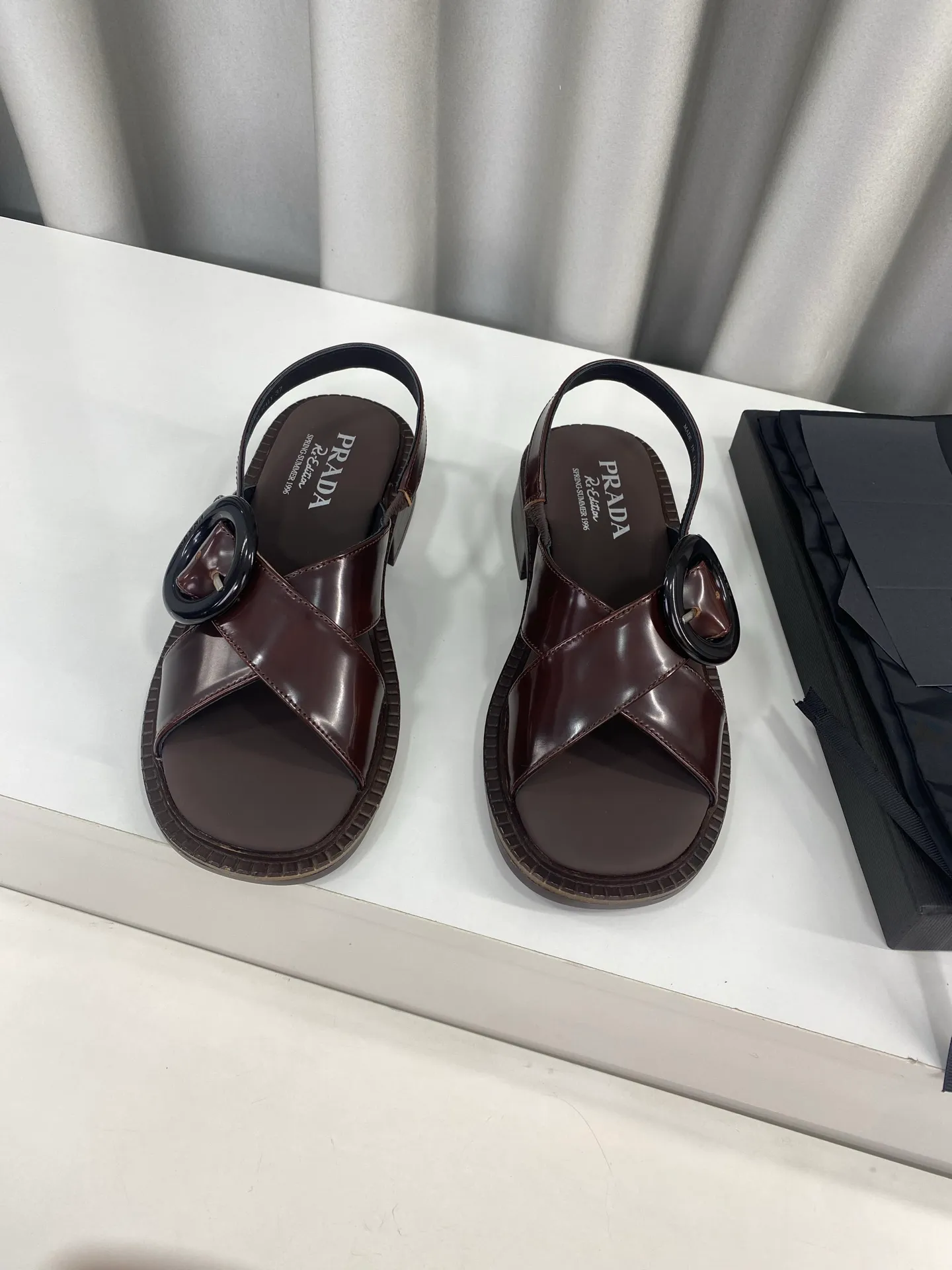 💕💕Factory direct selling price p500💕💕 Prada 25ss spring and summer new style cross thick heel sandals ☑️ Many Internet celebrity fashion bloggers are planting grass. Summer must-have sandals. Retro fashionable and avant-garde soles with uppers make the whole pair of shoes light and comfortable. Satisfy the various choices of fashionable people of different styles. The upper feet are very comfortable. The iconic metal triangle logo matches the shape of ancient beach sandals. Every design is fashionable ▪Upper: Made of original imported cow patent leather ▪Inner foot pads: sheepskin ▪Sole: Original customized rubber outsole ▪Size: 35-40 (customized for 40 yuan, non-refundable)
